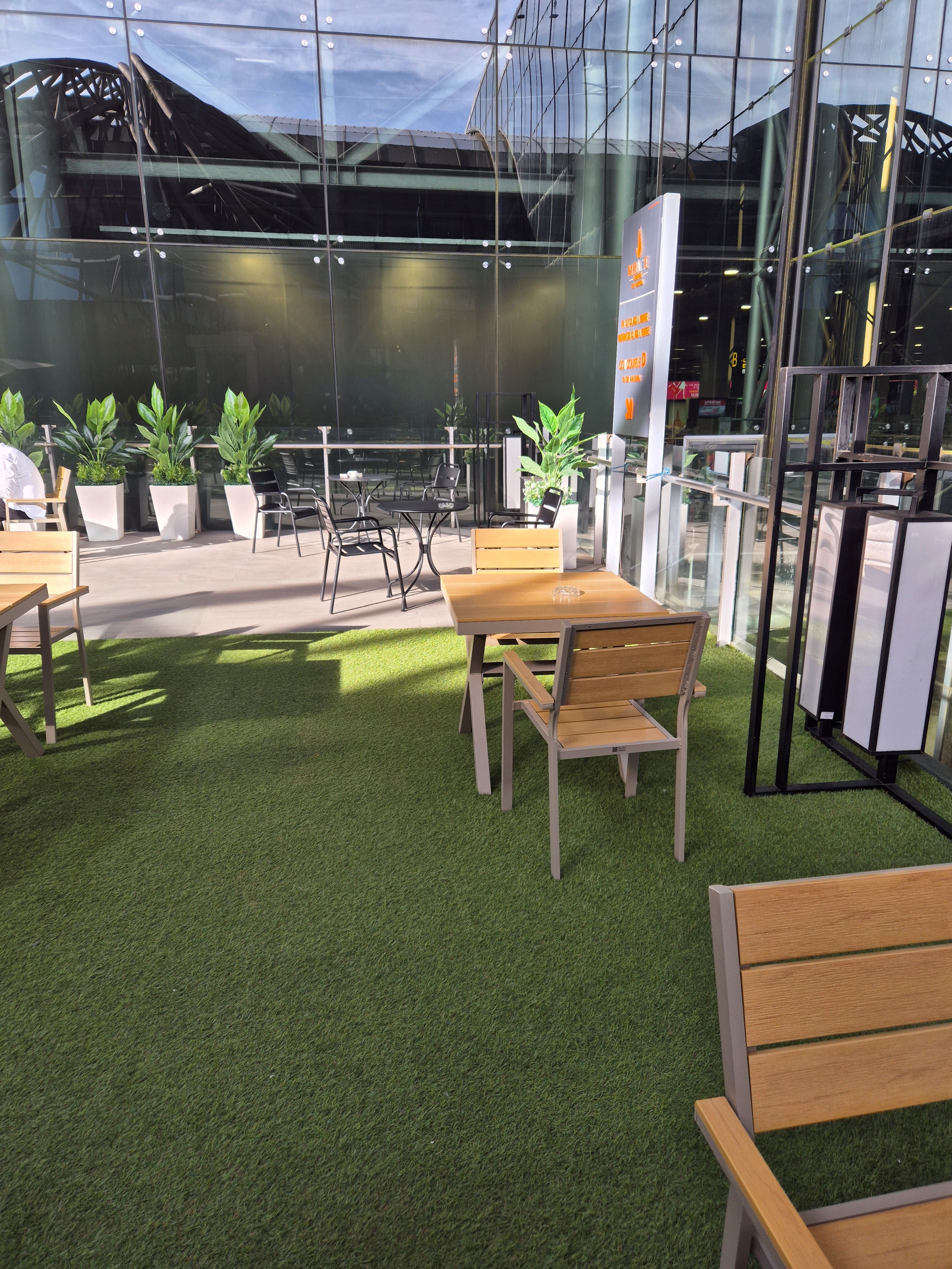 Terrasse fumeurs du Miracle Lounge