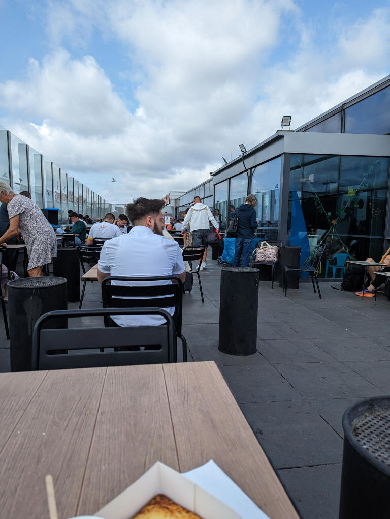 Terrasse extérieure au-dessus de l'espace restauration des portes 18-19