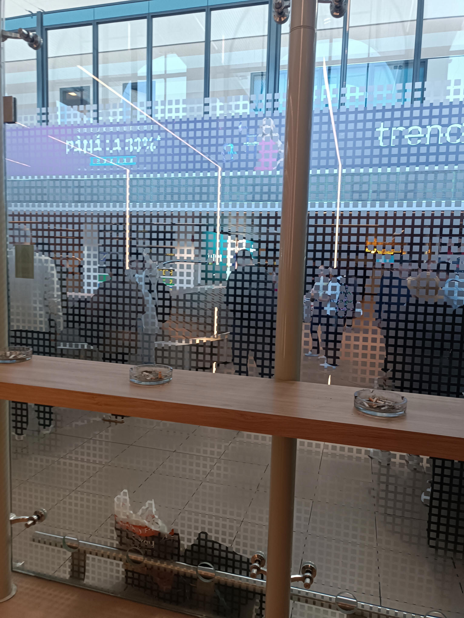 Zone fumeurs à l'aéroport Momenti Peroni (Départs internationaux)