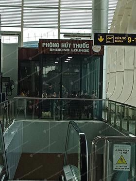 Phong Hut Thuoc smoking lounge sign above entrance near gates in Da Nang domestic terminal