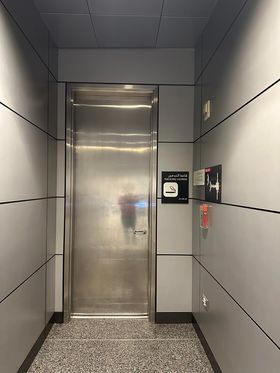 Fumoir avant la porte C13