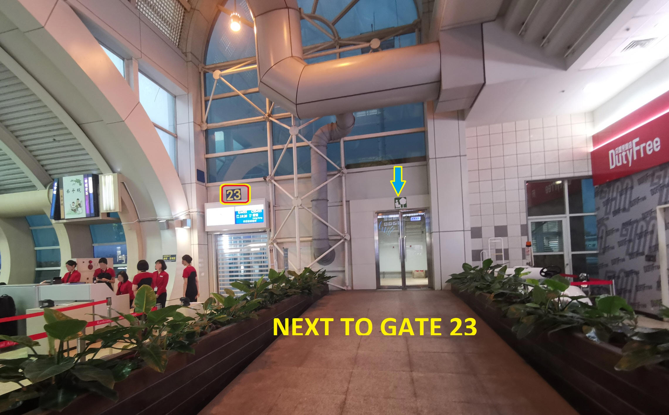 23号登机口附近的吸烟室