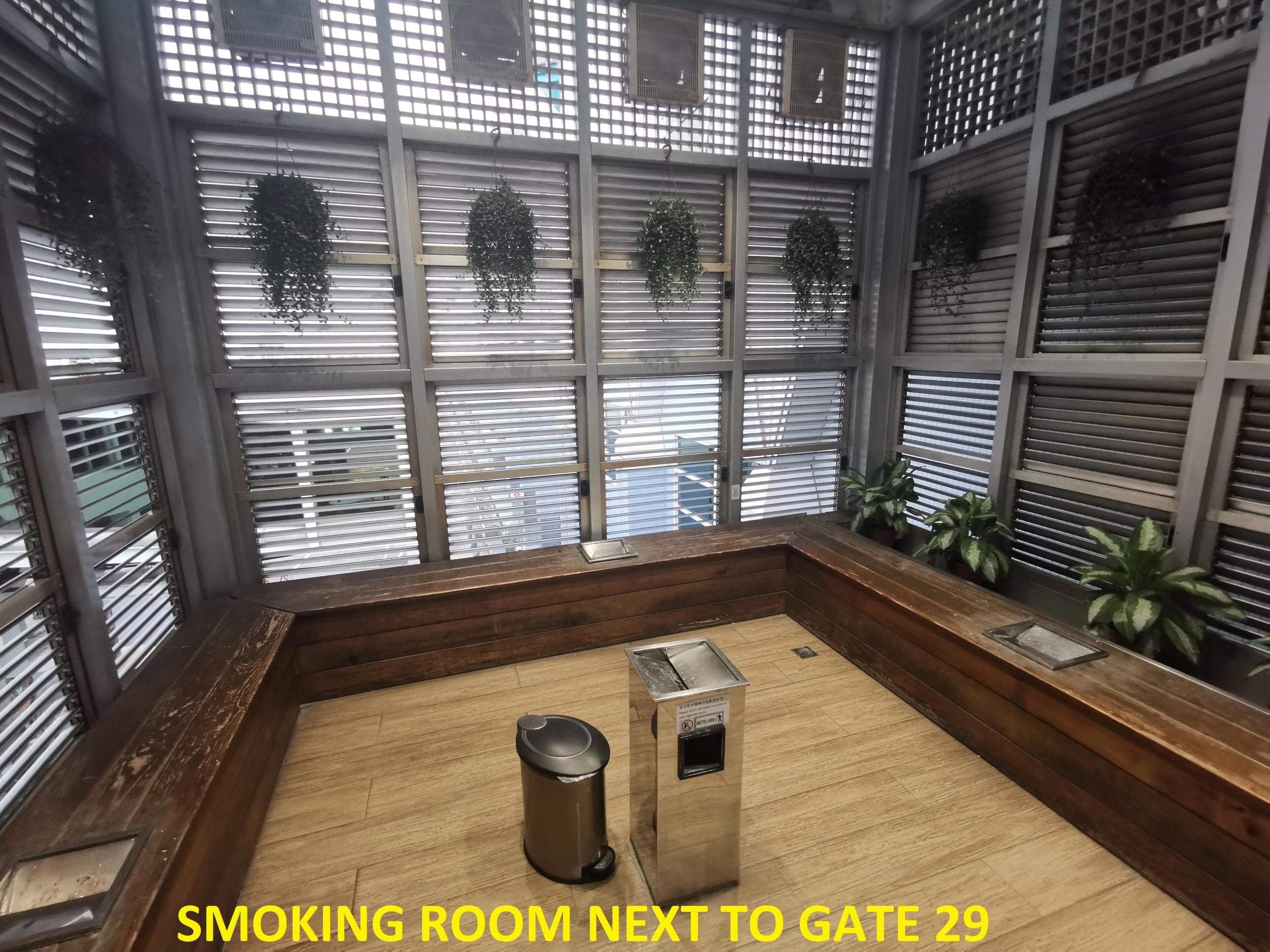 29号登机口附近的吸烟室