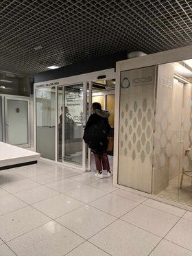 Cabina para fumadores cerca de la Puerta 1