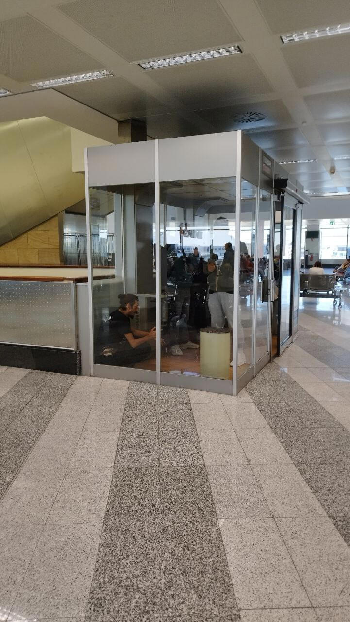 Smoking Lounge before Passport Control (Gates B)