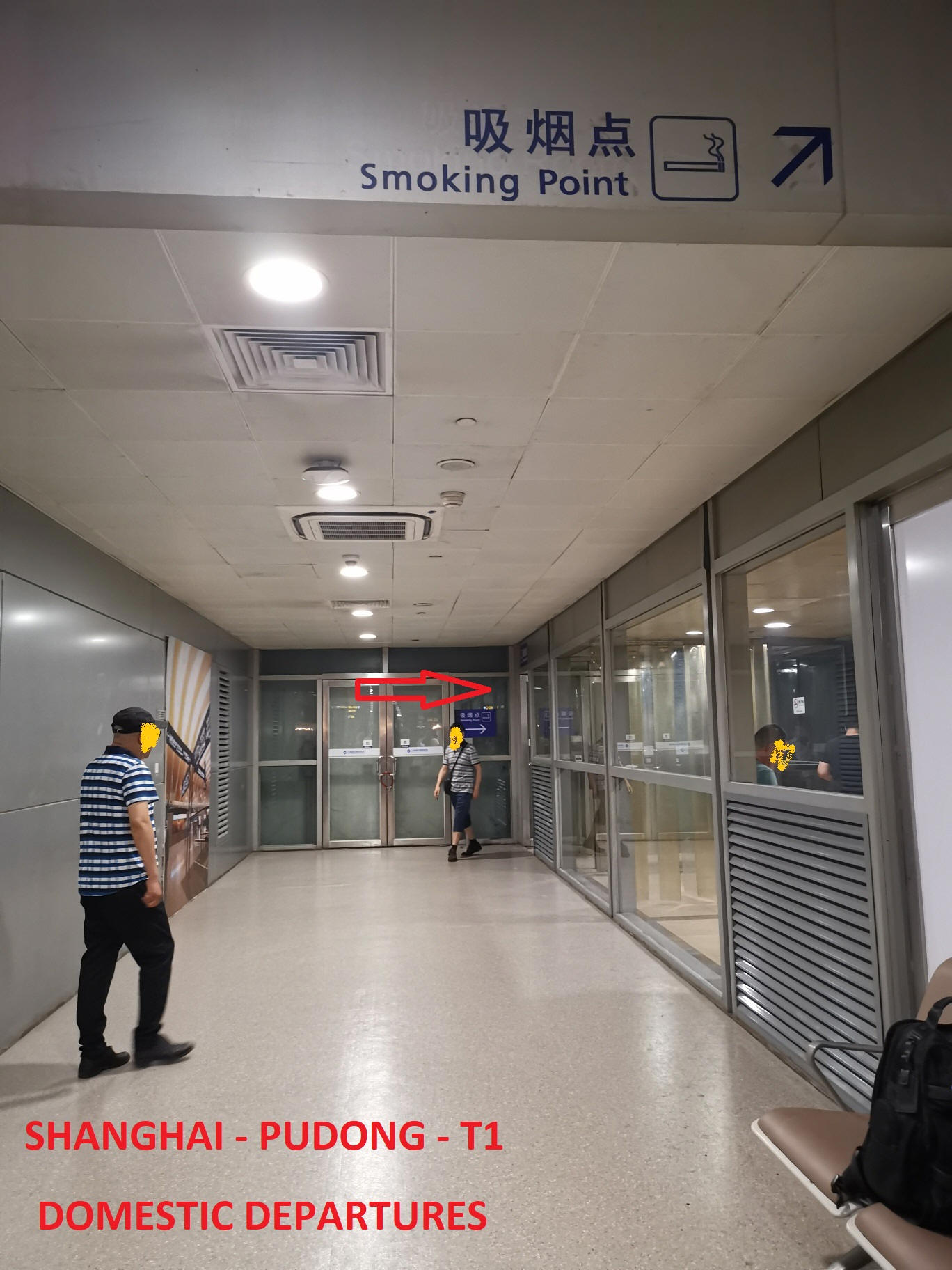 Zone fumeurs près des portes 200-203