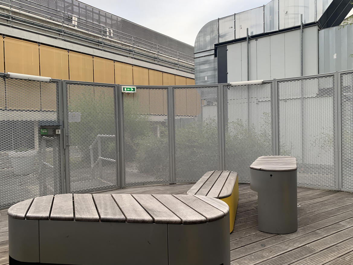 Zone fumeurs extérieure près des portes 60/61