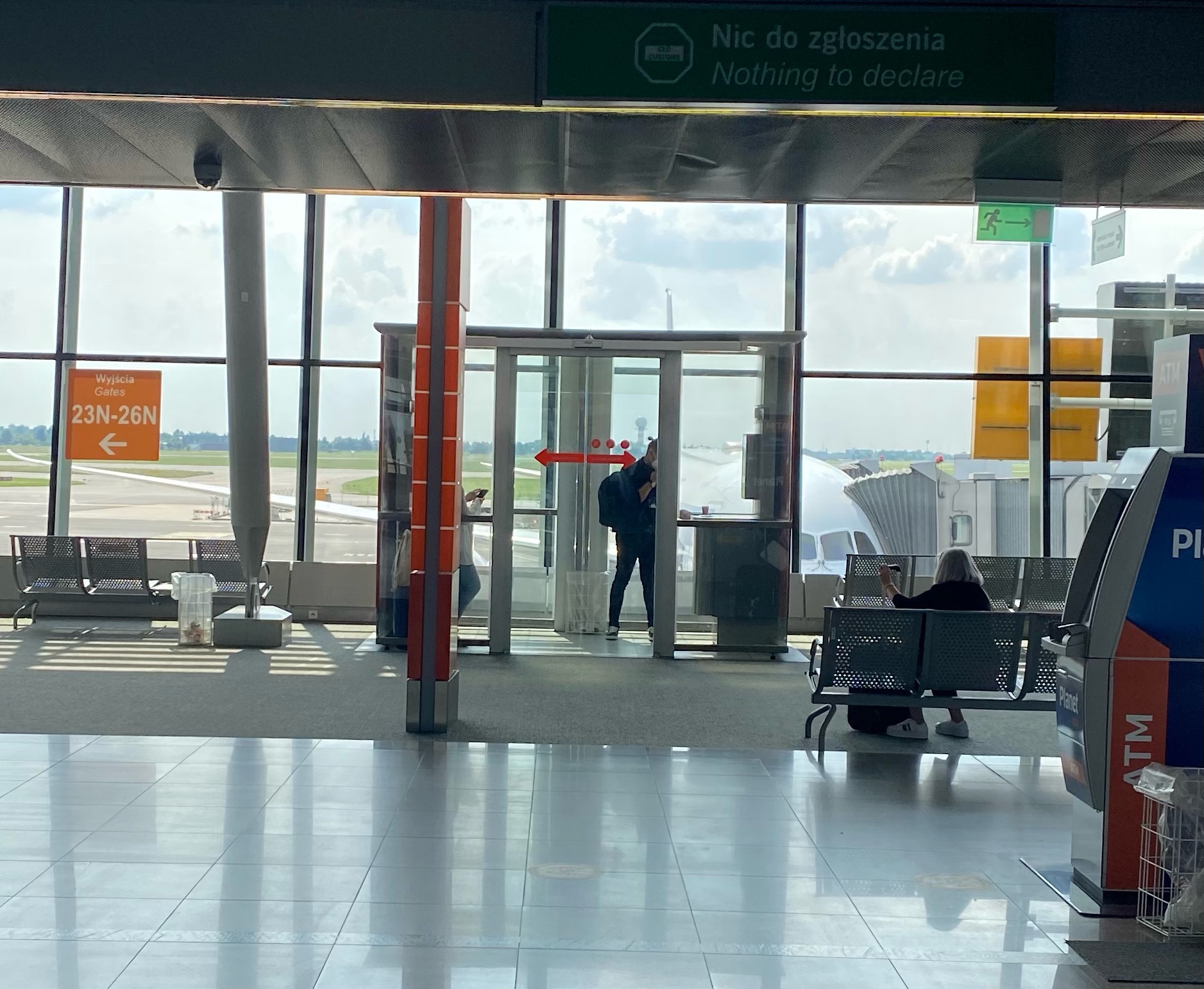 Cabinas para fumadores cerca de las puertas 32/33 (Schengen)