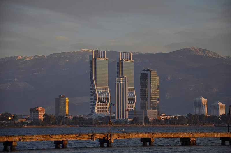 इज़मिर अदनान मेंडेरेस हवाई अड्डा