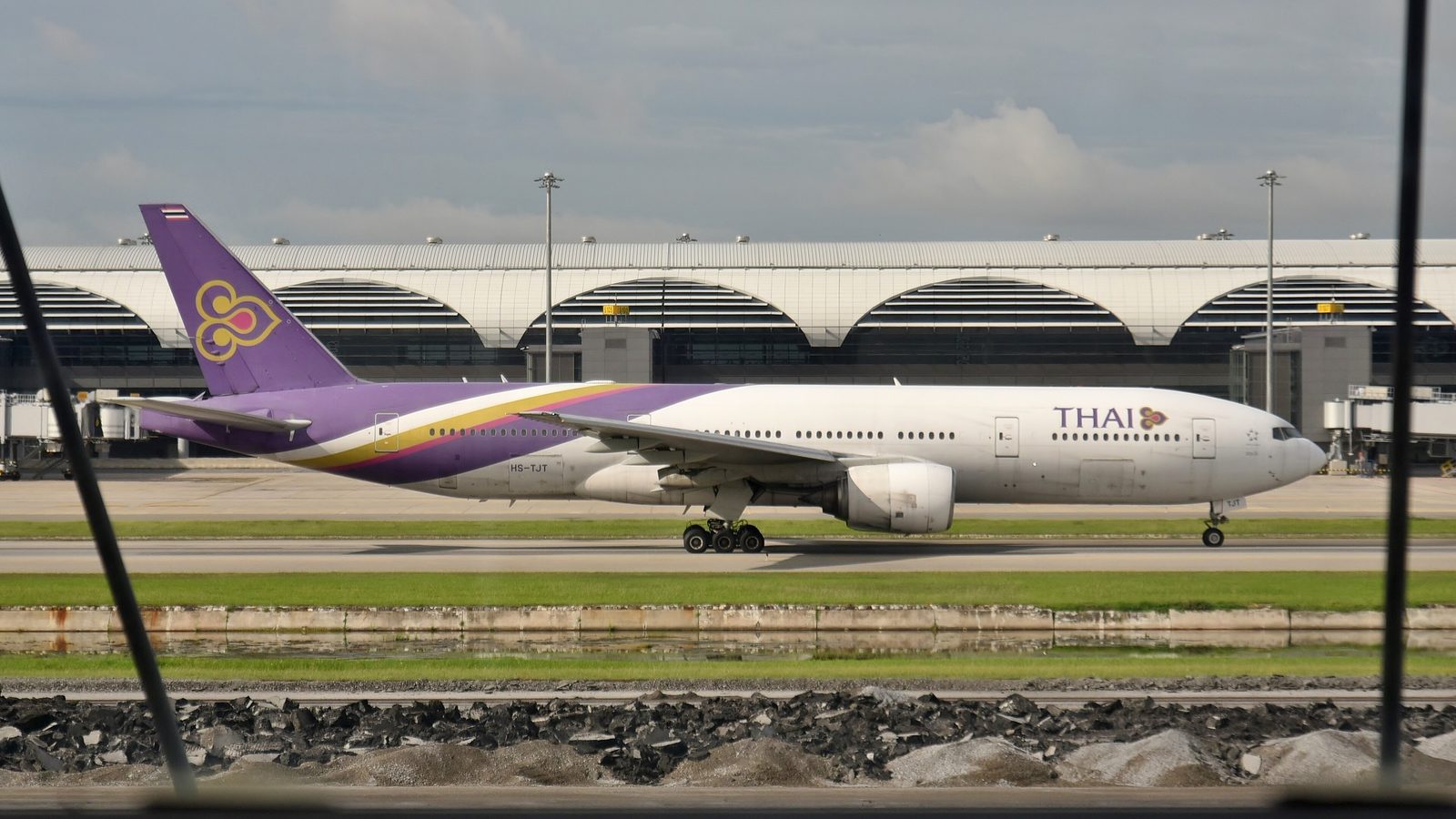 طائرة بوينغ 777 تابعة لـ Thai Airways في مطار سوفارنابومي. الصورة: Bahnfrend، Wikimedia Commons (CC BY-SA 4.0) طائرة بوينغ 777 تابعة لـ Thai Airways في مطار سوفارنابومي، بانكوك