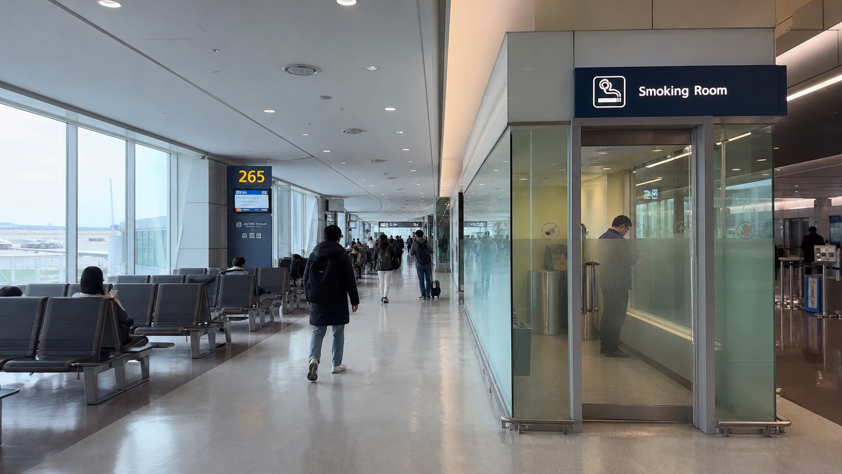 Shanghai Pudong smoking room near gate area