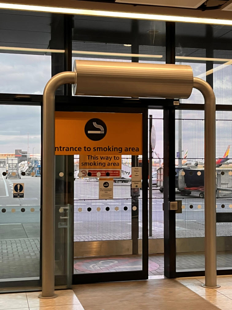 Terminal 2 outdoor smoking cage with seating